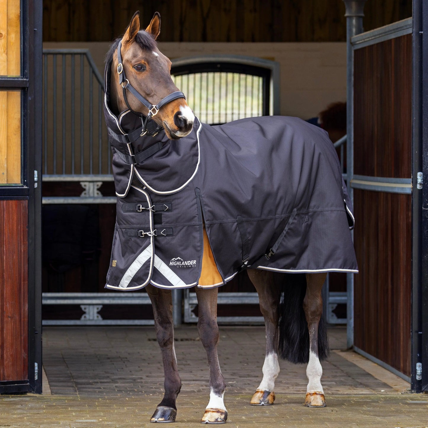 Highlander Plus 200 Turnout Rug & Neck Set - Black - 5ft