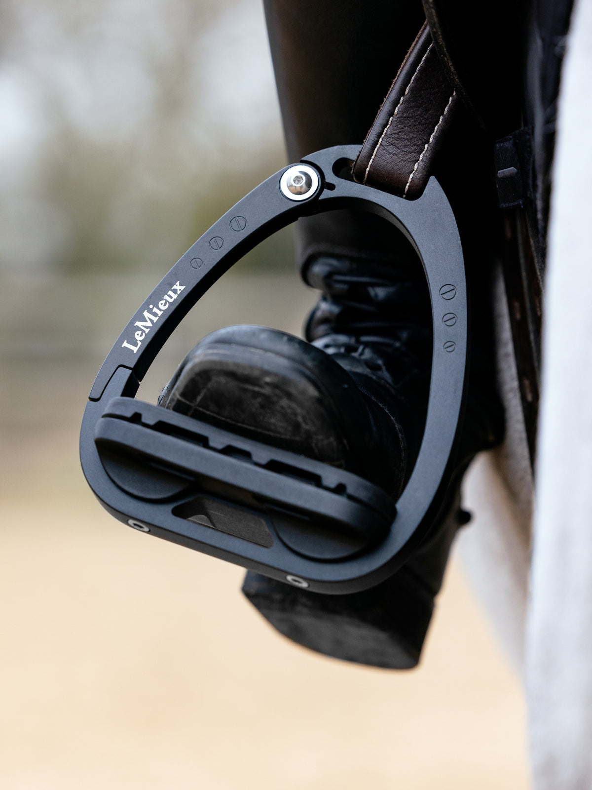 LeMieux Junior Vector Balance Stirrup - Black/Black